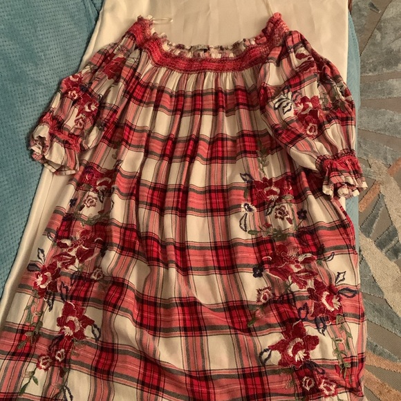 Dec brand name red coloured plaid , floral pattern on fronts and sleeves - Picture 3 of 6